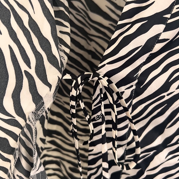 Victoria's Secret Zebra Shorty Kimono style robe Black White Poly Silk ONE SIZE - Picture 7 of 11